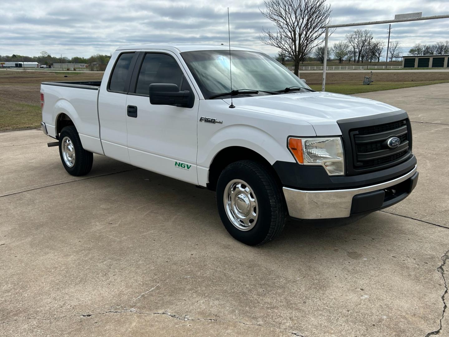 2014 White /Gray Ford F-150 (1FTEX1CMXEK) with an 3.7L V6 DOHC 24V engine, 6-Speed Automatic transmission, located at 17760 Hwy 62, Morris, OK, 74445, (918) 733-4887, 35.609104, -95.877060 - 2014 FORD F-150 XL SUPERCAB 6.5-ft. BED 2WD 3.7L V6 FEATURES KEYLESS REMOTE ENTRY, POWER LOCKS, POWER WINDOWS, AM/FM STEREO, SIRIUS XM STEREO, CD PLAYER, AUXILLARY PORT, HANDS-FREE BLUETOOTH CALLING, CRUISE CONTROL, TRACTION CONTROL, MULTI-FUNCTIONING STEERING WHEEL CONTROLS. HAS 175,444 MILES WITH - Photo#2